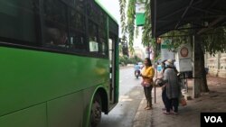 រថយន្ត​ក្រុង​កំពុង​ឈប់​នៅ​ចំណត​ដើម្បី​ឲ្យ​អ្នក​ដំណើរ​ឡើងជិះ លើ​ចំណតទី​៣៤ មហាវិថី​ព្រះមុនីវង្ស​ រាជធានីភ្នំពេញ​ កាលពីថ្ងៃទី២៦​ ខែកក្កដា ឆ្នាំ២០១៧។​ (ហ៊ីង​ សុជាតា/VOA)