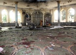 Kondisi masjid setelah ledakan, di Kunduz, Afghanistan, 8 Oktober 2021. (Foto: Reuters)