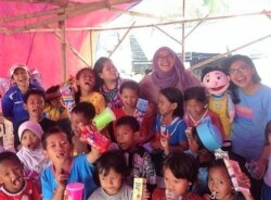 Emmanuella Mila (kanan) dari "Rumah Dongeng Pelangi" dalam salah satu kegiatan (foto: courtesy).