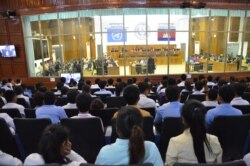 រូប​ឯកសារ៖ មហាជន​ចូល​រួម​ទស្សនា ​និង​ស្ដាប់​សវនាការ​ស្ដាប់​ចម្លើយ​មួយ​កាល​ពី​ខែ​មីនា ​ឆ្នាំ​២០១៦ ​នៅ​ឯ​សាលា​ក្ដី​ខ្មែរ​ក្រហម។ (រូបថត​ផ្តល់​ឲ្យ​ដោយ ញ៉ែត សុខហេង/ECCC)