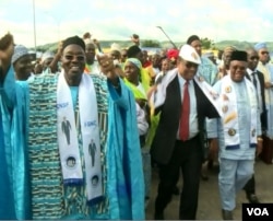 Cameroon's communication minister and leader of the National Salvation Front party, Issa Tchiroma (L), campaign in support of incumbent President Paul Biya in Garoua, Cameroon, Sept 22, 2018. (M.E. Kindzeka/VOA)