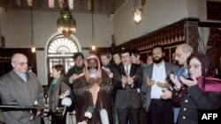 L'évêque auxiliaire de Paris Mgr Jean-Claude Fricart (G), l'Imam Hadj Mamadou Nsangou Ntchara, Mr Dahmane, représentant du Haut Conseil des Musulmans de Farnce, l'imam Dhaou Meskine, le Pasteur Esposito Fares et Mme Khali, présidente de l'Association des