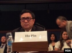 明镜新闻出版集团总裁何频在国会作证（美国之音杨晨拍摄）