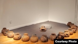 ស្នាដៃ​ឈ្មោ«Full Circle» ដោយ​អ្នក​នាង Amy Lee Sanford មាន​រាង​កោង ធ្វើ​ពី​ដី​ឥដ្ឋ កាវ ខ្សែ ​ធ្វើ​នៅ​ក្នុង​ឆ្នាំ​២០១៦។ (Courtesy photo/Amy Lee Sanford និង Incube Arts)