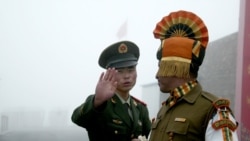 资料照片:乃堆拉山口过境口岸的中印士兵。(2008年7月10日)