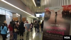 Viewers wait for the screening and panel discussion of “First They Killed My Father” at Montgomery College Cultural Arts Center, Silver Spring, MD, Friday, October 20, 2017. (Seoung Sophat/VOA Khmer)