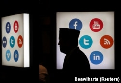 Mulai dari Twitter sampai WhatsApp, kehadiran media sosial dianggap membantu suara rakyat lebih terdengar. (Foto: REUTERS/Beawiharta)