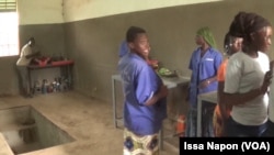 Des apprenties dans l'atelier à Ouagadougou, au Burkina Faso, le 3 octobre 2018. (VOA/Issa Napon)