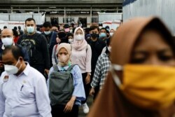 Penumpang yang memakai masker pelindung berdiri di dalam kereta komuter pada jam sibuk sore hari saat varian omicron terus menyebar, di tengah pandemi COVID-19, di Jakarta, 3 Januari 2022. (Foto: REUTERS/Willy Kurniawan)