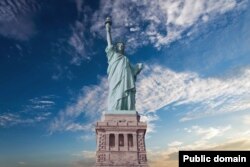 Monumen Nasional Patung Liberty di New York.