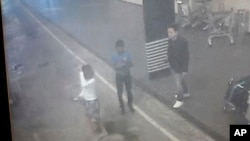 Gambar dari Star TV menunjukkan potongan video CCTV dari tanggal 13 Februari 2017 yang memperlihatkan seorang perempuan (kiri) di Bandara Kuala Lumpur di Sepang, Malaysia, yang menurut polisi telah ditahan terkait pembunuhan Kim Jong-nam.