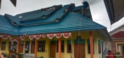Kerusakan pada bagian atap Puskesmas desa Meko akibat terjangan angin puting beliung. Sabtu, (17/4/2021). (Foto: Courtesy/BPBD Kabupaten Poso)