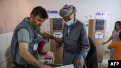 دیمەنی دەنگدانی هاوڵاتییەکی شاری هەولێر لە هەڵبژاردنی 10-10-2021 بۆ پەرلەمانی هەرێمی کوردستان.