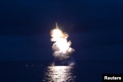 북한이 지난달 잠수함발사탄도미사일(SLBM) 시험발사 사진을 관영 조선중앙통신을 통해 공개했다.