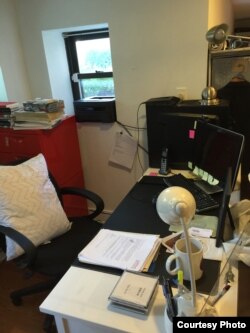 吴弘达办公桌(美国之音海涛拍摄)