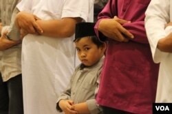 ក្មេង​ប្រុស​ម្នាក់​ចូលរួម​ក្នុង​ពិធី​«​ថ្វាយបង្គំ»​ នៅ​វិហារ​ឥស្លាមឬ​ហៅ​ថា​ម៉ាស្ជិត​អាល់​សៀរិ័​កាល​(Al-Serkal Mosque) នៅ​ថ្ងៃ​សុក្រ​ ទី​១០ ​ខែ​មិថុនា​ ឆ្នាំ​២០១៦​។