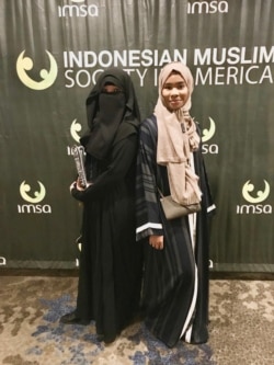 Sri Wahyuni Suratman dan anaknya, Kamila, usia 21 tahun (kanan). Kamila mengalami dobel diskriminasi: Muslim dan kulit berwarna (foto: courtesy).