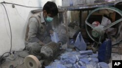 បុរសម្នាក់​អង្គុយធ្វើការ​នៅ​រោងចក្រ​ Lazuli ក្នុង​ក្រុង Kabul ប្រទេស​អាហ្វហ្គានីស្ថាន។