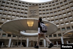 一名行人走过美国首都华盛顿住房与城市发展部大楼前。（2018年1月22日）