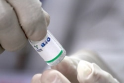 រូបឯកសារ៖ ការ​ចាក់​វ៉ាក់សាំង​បង្ការ​ជំងឺ​កូវីដ១៩​ ស៊ីណូហ្វាម នៅ​ភ្នំពេញ​ ថ្ងៃ​ទី១០​ ខែ​កុម្ភៈ​ ឆ្នាំ​២០២១​។ (ហ៊ាន សុជាតា/វីអូអេ)