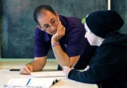 미국 조지아 주 애틀랜타의 학교에서 선생님이 학생을 개인 지도하고 있다. (자료사진)