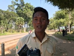 មគ្គុទេ្ទសក៍ទេសចរណ៍ភាសាចិនលោក ថម ភិរិទ្ធ ឈរនៅផ្លូវឆ្ពោះទៅកាន់ប្រាសាទអង្គរវត្ត ថ្ងៃទី១៧ ខែមករា ឆ្នាំ២០២១។ (ហ៊ុល រស្មី/វីអូអេ)