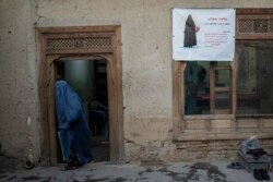 Seorang perempuan meninggalkan kuil Syiah di lingkungan yang didominasi Hazara di Kabul, 9 November 2021. (Foto: AP)