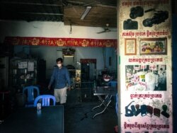 លោក ឡេង ចាន់ដារ៉ូ នៅក្នុងគេហដ្ឋានរបស់លោក នៅក្នុងសង្កាត់ដង្កោ ខណ្ឌដង្កោ រាជធានីភ្នំពេញ កាលពីថ្ងៃទី ១៥ ខែកញ្ញា ឆ្នាំ ២០២១។ (ធីតា វីន/វីអូអេ)