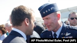 Emanuel Makron, francuski predsednik, i general Tod Volters tokom susreta u junu u Parizu