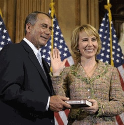 Demokrat qonunchi Gabriela Giffords AQShda noqonuniy yashayotgan muhojirlarga imkoniyatlar yaratish kerak deb keladi.