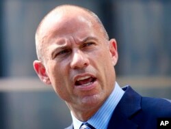 Michael Avenatti, pengacara aktris porno Stormy Daniels, berbicara kepada media saat konferensi pers di depan Gedung Pengadilan Federal AS di Los Angeles, 27 Juli 2018. (Foto: AP)