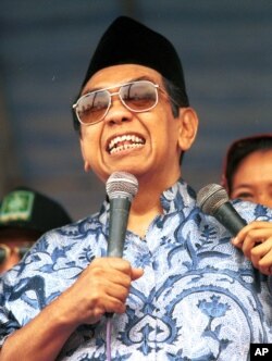 Mendiang Abdurrrahman Wahid atau Gus Dur saat berbicara pada suatu acara di Jakarta, 26 Mei 1999 (foto: dok).