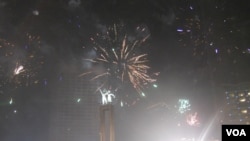 Langit Bundaran HI dipenuhi kembang api sebagai tanda bergantinya tahun 2013 menjadi 2014. (VOA/Andylala Waluyo)