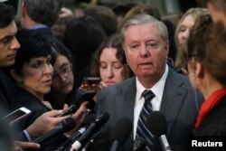 Senator Lindsey Graham berbicara kepada para wartawan setelah pertemuan tertutup membahas pembunuhan wartawan Arab Saudi Jamal Khashoggi. Pertemuan digelar oleh Direktur Badan Intelijen Pusat AS (CIA) Gina Haspel di Gedung Perlemen di Washington, 4 Desember 2018.