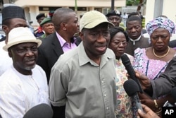 Le président Goodluck Jonathan (au c.) parle à la presse à Abuja (27 août 2011)