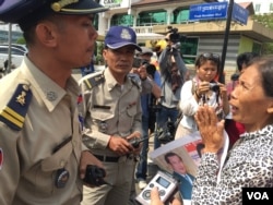 រូបឯកសារ៖ អ្នក​ស្រី ​សំ​ សំណាង​ វ័យ​ ៥៤ឆ្នាំ​ ម្តាយ​របស់​លោក​ ទ្រី សុវិគា​ សុំ​មន្ត្រី​ប៉ូលីស​បើកផ្លូវ​ឲ្យ​អ្នកស្រី​និង​អ្នក​តវ៉ា​ផ្សេង​ទៀត​ ទៅ​ជួប​លោក​នាយករដ្ឋមន្ត្រី​ ហ៊ុន​ សែន​ នៅ​ព្រឹក​ថ្ងៃ​ព្រហស្បតិ៍​ ទី​៣១​ ខែ​មីនា​ ឆ្នាំ​ ២០១៦។​ (ហ៊ុល​ រស្មី/VOA)