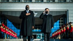 로이드 오스틴(왼쪽) 미 국방장관이 지난 2일 서울에서 서욱 한국 국방장관과 함께 의장대를 사열하고 있다.