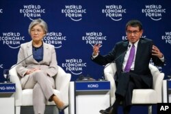 지난 9월 베트남 하노이에서 열린 세계경제포럼의 아시아 지정학 전망 세션에 강경화 한국 외교부 장관(왼쪽)과 고노 다로 일본 외무상이 참석했다. (자료사진)