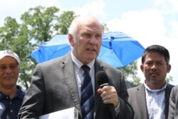 រូបឯកសារ៖ លោក Steve Chabot សមាជិក​រដ្ឋសភា​ប្រចាំ​រដ្ឋ Ohio មកពី​គណបក្ស​សាធារណរដ្ឋ ថ្លែង​នៅក្នុង​ការ​ប្រមូលផ្តុំ​គ្នា​មួយ​របស់​ពលរដ្ឋ​ខ្មែរ​និង​អ្នក​គាំទ្រ​គណបក្ស​សង្គ្រោះជាតិ ដើម្បី​ទាមទារឲ្យ​រដ្ឋាភិបាល​អាមេរិក​ជួយ​ស្តារ​លទ្ធិប្រជាធិបតេយ្យ​នៅ​កម្ពុជា​ រដ្ឋធានី​វ៉ាស៊ីនតោន។