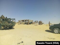 La Fama patrouille dans le cercle d'Ansongo, région de Gao, au Mali, le 13 mars 2017. (VOA/Kassim Traoré)