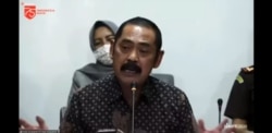 Wali Kota Solo Hadi Rudyatmo mengikuti pengarahan Presiden Joko Widodo mengenai penanganan Covid-19 kepada Kepala Daerah se-Jawa Tengah melalui video konferensi saat kunjungan kerja ke Jawa Tengah, Selasa, 30 Juni 2020. Rudy mempertanyakan kejelasan bagi