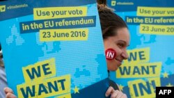 Para pendukung Uni Eropa menggenggam plakat bertuliskan ''Yes to Europe' dalam sebuah kampanye di Lapangan Trafalgar, London (21/6).