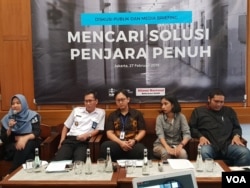 Dari ki-ka: Moderator, Pejabat Direktorat Bimkemas Kemenkumham Lenggono, Plt Kasubdit Penegakan Hukum dan HAM Bappenas Reza Faraby, Peneliti ICJR Genoveva Alicia, dalam konferensi pers di Jakarta, hari Rabu (27/2) (Foto: VOA/Ghita).