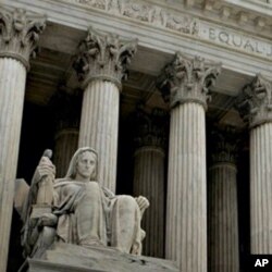 The US Supreme Court is hearing the US Chamber of Commerce's challenge of the law that allows Arizona to suspend the license of a company that employs illegal immigrants.