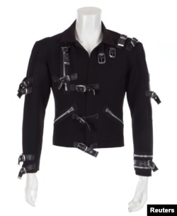 Jaket hitam yang dikenakan Michel Jackson dalam tur album ‘Bad’ dalam foto yang dirilis Julien’s Auction, 25 Oktober 2018. (Foto: Julien’s Auctions via Reuters)