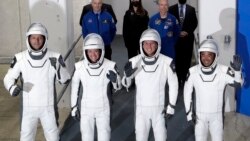 Dari kiri depan, astronot Badan Antariksa Eropa Thomas Pesquet, astronot NASA Megan McArthur, astronot NASA Shane Kimbrough dan astronaut Badan Eksplorasi Luar Angkasa Jepang Akihiko Hoshide meninggalkan Gedung Operasi dan Checkout di Kennedy Space Center. (Foto: AP)