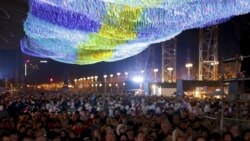 Umetnička instalacija "Pokretne vizije" ispred Brandenburške kapije na proslavi tri decenije pada Berlinskog zida.