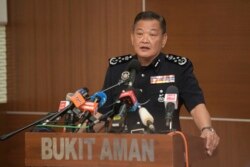 Kepala Kepolisian Nasional Malaysia Abdul Hamid Bador berbicara dalam konferensi pers di Markas Besar Kepolisian di Kuala Lumpur, Malaysia, Jumat, 10 Juli 2020.