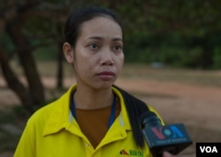 អ្នកស្រី អោង ចាន់ណាវី កម្មការិនីរោងចក្រកាត់ដេរ ផ្តល់បទសម្ភាសន៍ដល់ VOA នៅមុខរោងចក្រនៅក្នុងស្រុកព្រៃនប់ ខេត្តព្រះសីហនុ ថ្ងៃទី១២ ខែកុម្ភៈ ឆ្នាំ២០១៩។ (អូន ឆេងប៉រ/VOA)