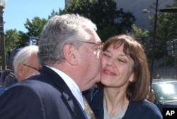 Reporter Judith Miller receives a kiss from attorney Robert Bennett in 2005.